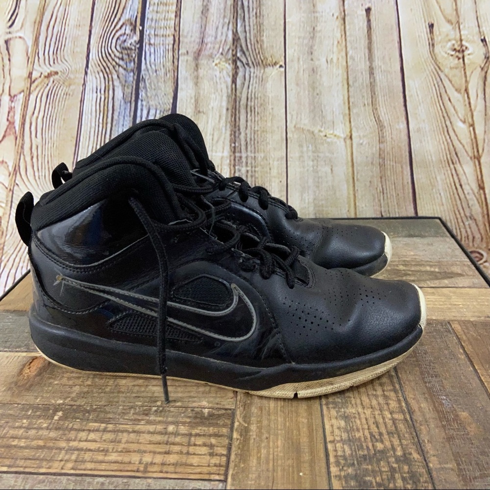 Nike Team Hustle atletics Bask black high top 5.5Y